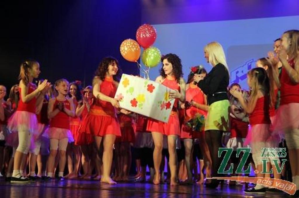 Kultūras namā deju studija «Intriga» aizvadījusi jau 24. sezonas noslēguma koncertu «Uz pirkstgaliem ziedos». Ar šo koncertu «Intrigas» meitenes vēlējās sniegt pavasarīgas sajūtas skatītājiem. Pēc koncerta dejotājas turpina gatavoties...