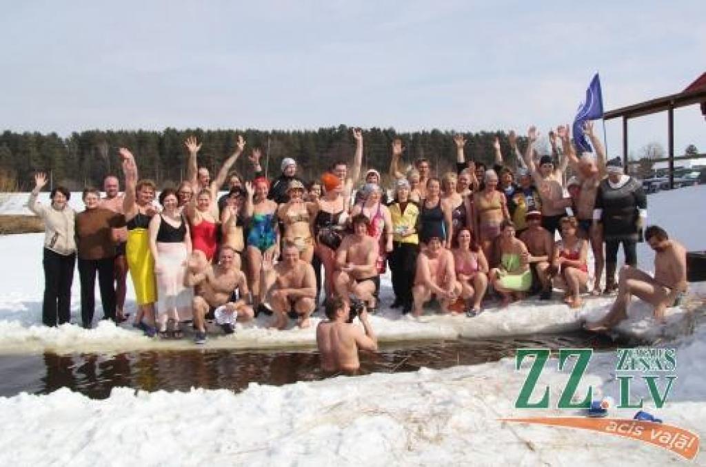 7.aprīlis ir Pasaules veselības diena. Par godu tai Bulduros notikusi ziemas peldētāju 37.sezonas noslēguma skate, kurā piedalījušies arī Jelgavas «roņi».