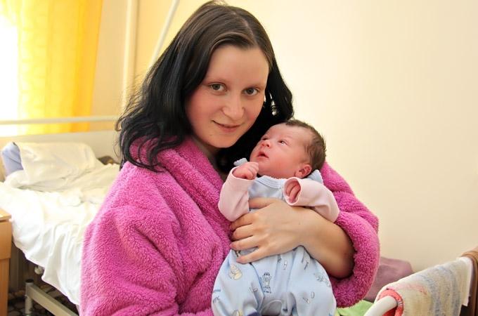 Savu pirmdzimto dēliņu 14. maijā sagaidījuši Jūlija Stankeviča un Jānis Buķelis no Mežotnes. Puisēns, kuram dots vārds Artūrs, pasaulē ieradies 2750 gramu smags un 48 centimetrus garš. Jūlija zinājusi, ka gaida puisīti, tāpēc vārdiņš izdomāts jau laikus. 