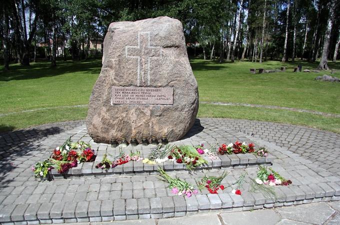 Piemiņas vieta pēc sakārtošanas.