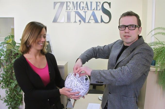 Galveno balvu izlozē «Zemgales Ziņu» galvenais redaktors Raivis Bahšteins un biroja administratore Jana Romanovska.
Autors: Agris Samcovs