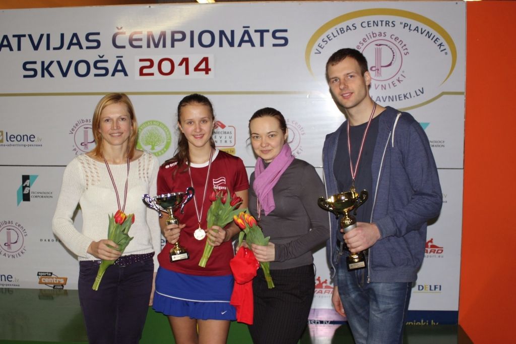 No kreisās: Baiba Lulle, Elīza Čapļa, Regīna Uļjanova, Māris Eliņš 