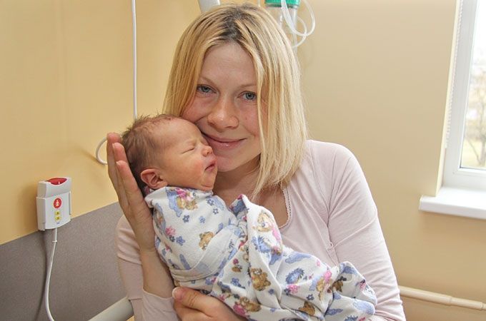 Sagaidot mediķus mājās, piedzimt slimnīcā nepaspēja Ingas Jātnieces un Austra Asera meitiņa Marta, kura turpmāk dzimšanas dienu svinēs 31. martā.
Autors: Agris Samcovs