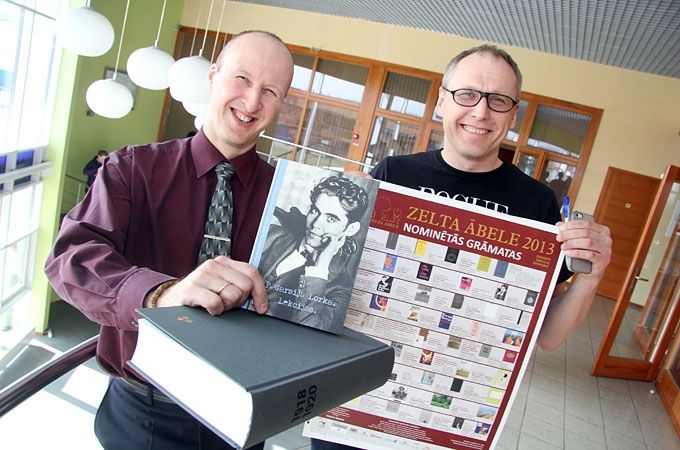 Valdes priekšsēdētājs Juris Sīlis un Pārdošanas vadītājs Māris Matrevics var priecāties par savu veikumu – viņu rokās tikai divas no sešām SIA «Jelgavas tipogrāfija» tapušajām konkursa «Zelta ābele 2013» uzvarētājām: krāšņākais prozas izdevums un labākā zinātniskā grāmata.