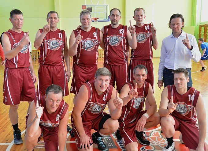 Veterānu čempioni. Ppirmajā rindā (no kreisās) – Roualds Zesers, Jānis Bacāns, Rihards Krasovskis, Gints Reins, otrajā rindā – Juris Kļaviņš, Saulvedis Šalājevs, Edmunds Gulbis, Andris Logins, Agris Dambergs, Dins Ušvils.
Autors: no sportistu albuma