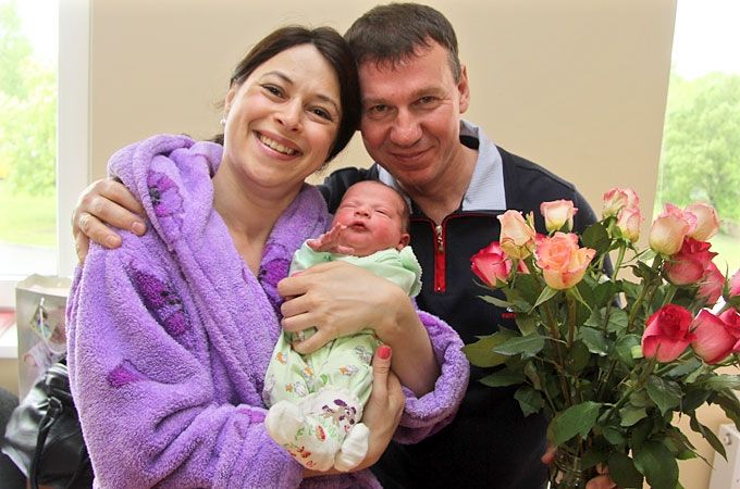 Otru mazuli savā dzimtajā pilsētā Jelgavā, kur pirms sešiem gadiem piedzima meitiņa  Ļiza, sagaidījuši rīdzinieki Ella Šahtarina un Aleksandrs Petrovs.
Autors: Agris Samcovs