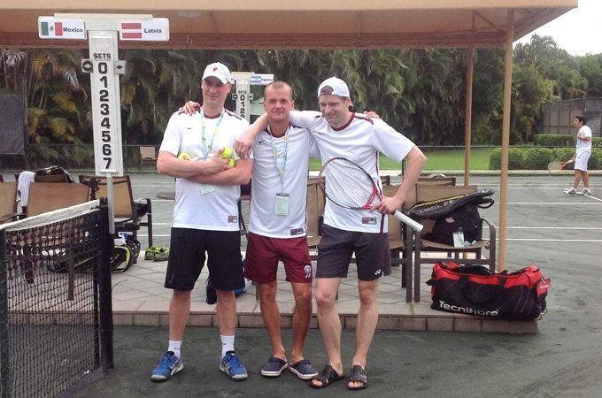 Edgars Kļaviņš (centrā) kopā ar Latvijas komandas dalībniekiem pasaules čempionātā Jāni Milleru un Māri Ločmeli.   