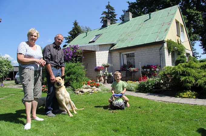 Ziedoņa un Guntas Saulāju viensēta «Vainagi» Jaunsvirlaukas pagastā, kas nupat atzīta par sakoptāko lauku viensētu Jelgavas novadā 2014. gadā, savu pašreizējo skatu ieguvusi 37 gadu garumā, kuru laikā saimnieki ar rūpību un darba mīlestību iekopuši katru kaktiņu, katru stūrīti. 