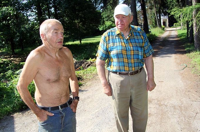 Pensionētajam mežzinim Indriķim Strautniekam (pa labi) un Pļavnieku saimniekam Mārim Galiņam ir daudz kopīgu atmiņu, kas saistās ar Svirlaukas mežniecību.   