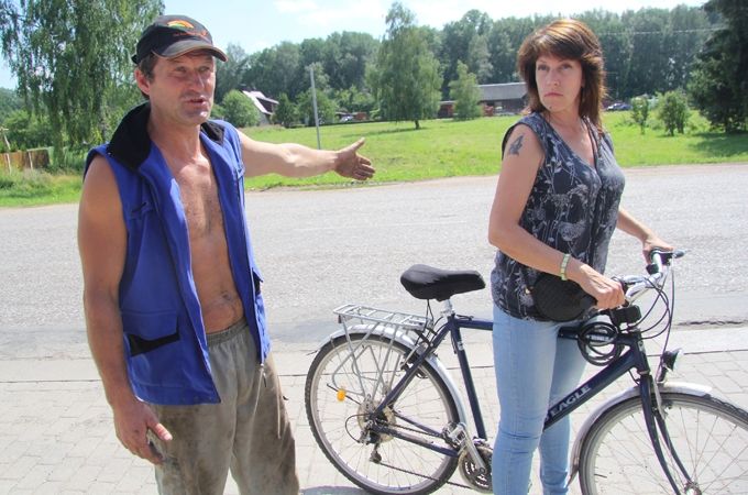 Elejniece Rīna Šmite uzskata, ka Imants Valatkaitis nemieru ceļ pamatoti. Par savu dedzību un uzstājību viņam gan ne reizi vien nācies ciest. Pirms pāris gadiem I.Valatkaiti pašvaldības policisti neielaida Jelgavas novada pašvaldības rīkotajā Elejas iedzīvotāju sapulcē. Toreiz Imants, palicis ārā, pie loga dziedāja valsts himnu. 