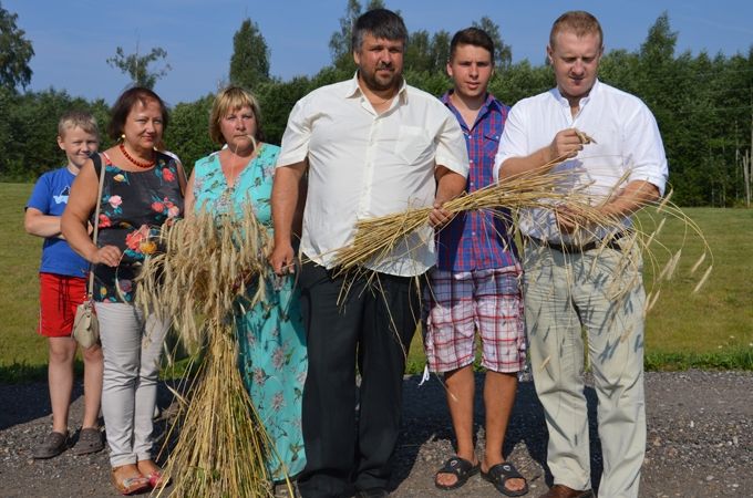 No kreisās: Vācijas vēstniecības pārstāve Inese Joniņa, ZS 