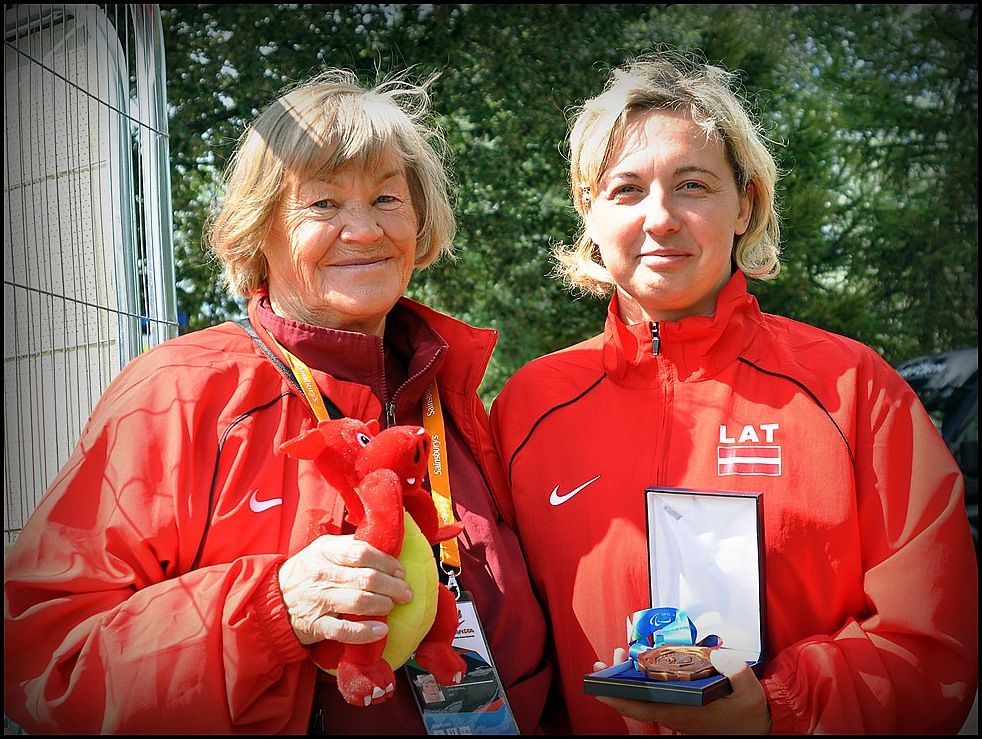 Trenere Maija Ukstiņa ar savu audzēkņi, Eiropas čempionāta bronzas medaļnieci Ingrīdu Priedi.
Autors: lpkomiteja.lv