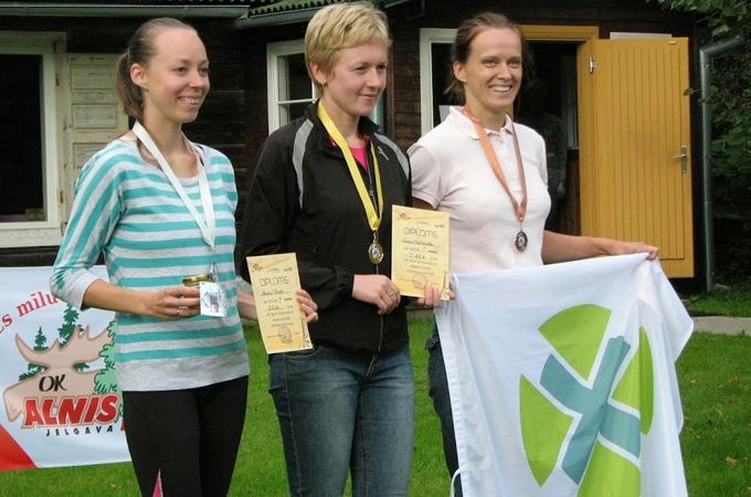 Jelgavas čempionāta pjedestāls dāmām – no kreisās Ilona Daģe («Alnis»), Zane Dzirkale («ZAJAC»), Linda Krūmiņa («Briksnis»).