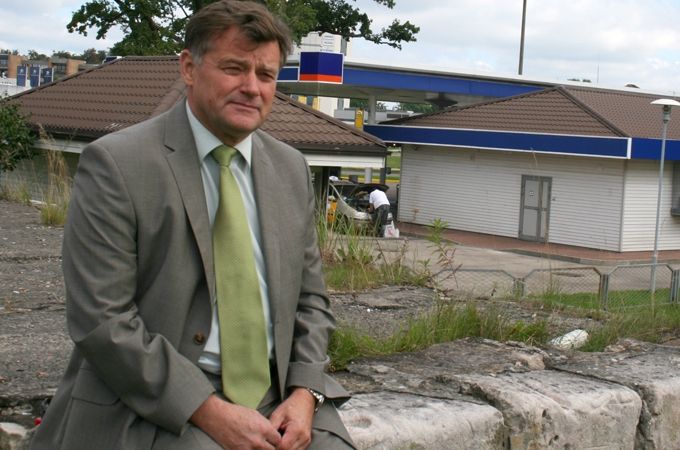 Pieredzējušais uzņēmējs Ojārs Karčevskis atzīst, ka, sākot degvielu tirgot Rīgā, viņš savā biznesā iemācījies daudz ko jaunu. «Astartes nafta» degvielas uzpildes stacija atrodas pie Krasta ielas automaģistrāles, vietā, kur agrāk bija rīdzinieku apdzīvotā Lībiešu sala. Par pagātni te vēl liecina muižas drupas. 
Autors: Gaitis Grūtups