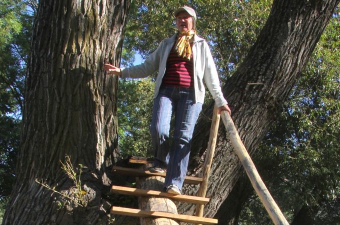 Albīne Kokoreviča lepojas ar iekopto skolas parku, kurā jaunlaulāto popularitāti iemantojis vēlmju piepildīšanas koks un divu siržu soliņš.