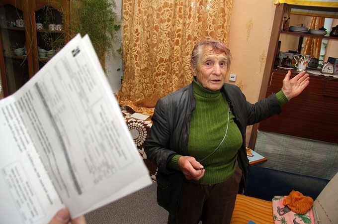 Biruta Keviša stāsta, ka ar agrākajiem kaimiņiem satikusi labi, taču pielikt roku pašvaldības īpašumā esošajai mājai tie nav vēlējušies. Tagad viņu ēkas daļa ir aizaugusi, bet tekošais jumts apdraud visu māju. 