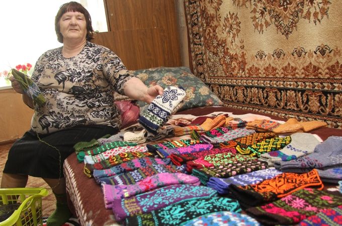 Rokdarbniece Ilga Žukova cimdos un zeķēs visbiežāk ieada latvju rakstus, bet dažkārt ornamentu izgudro pati.