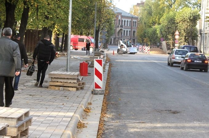 Jauna gājēju pāreja izbūvēta Zemgales prospektā, un gājēju plūsma, lai cilvēki no stacijas nokļūtu Stacijas parkā, tiks novirzīta pa Zemgales prospektu.
Autors: Ernests Treijs
