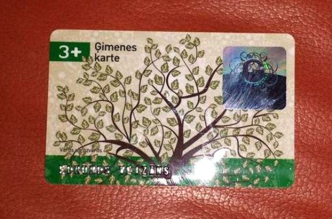 Latvijas Goda ģimenes apliecība – valsts veidota atbalsta sistēma daudzbērnu ģimenēm, kas reizē kalpo arī par apliecinošu dokumentu, ka ģimenē aug trīs vai vairāk bērnu vecumā līdz 18 gadiem.
