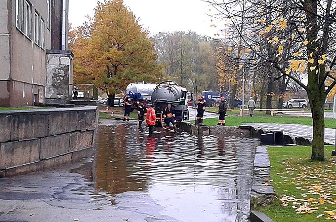 Netiekot galā lietusūdens kanalizācijai, Jelgavas Tehnoloģiju vidusskolā otrdienas rītā noplūda pagrabstāvs.
Autors: Ernests Treijs