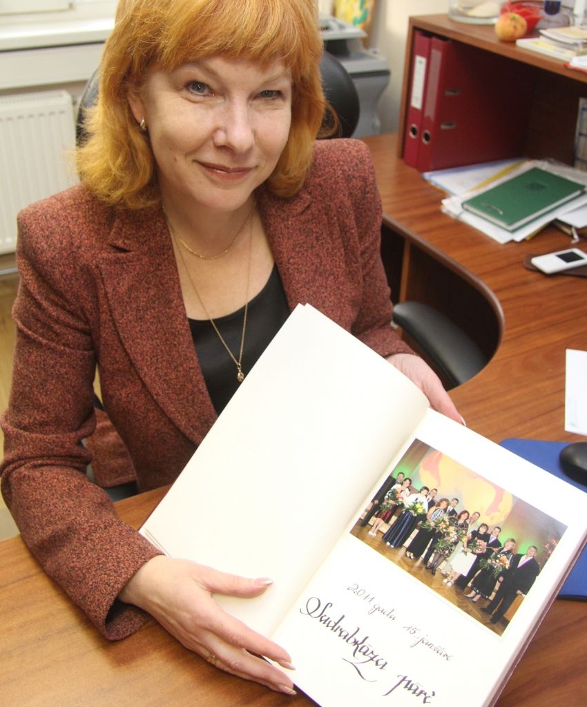 Jelgavas novada Dzimtsarakstu nodaļas vadītāja Anda Strautniece rāda pašvaldības izveidoto Goda grāmatu, kurā parakstās visi stipro ģimeņu pasākumiem pieteiktie pāri, kā arī tajā tiek ielīmēta katra gada jubilāru kopbilde. 
Autors: Agnese Leiburga