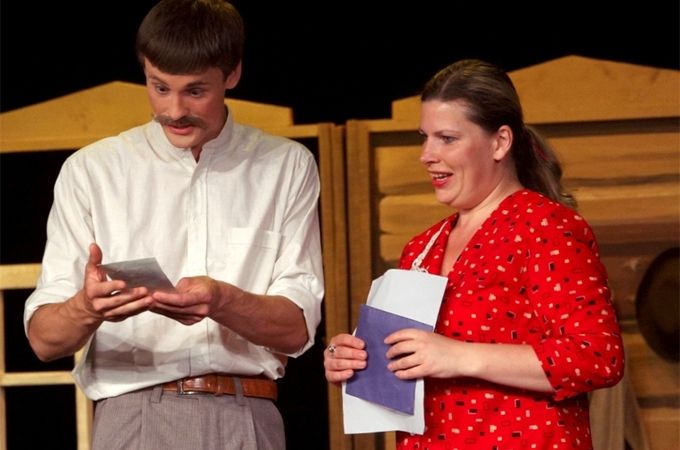 Kadrs no Ā.Alunāna Jelgavas teātra izrādes „Jo pliks, jo traks”.