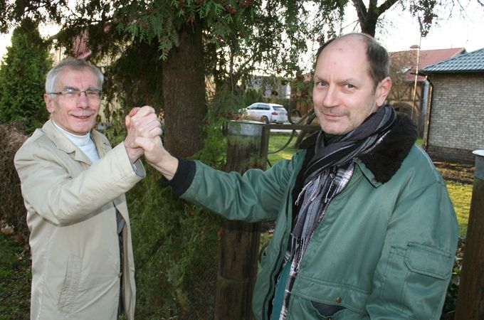 Paulis un Pauls Rēveļi – tēvs, Jelgavas Latviešu biedrības vadītājs, un dēls, kurš 25. novembrī pulksten 17 viesosies Latviešu biedrībā, lai pastāstītu par «Stūra mājas» gida darbā piedzīvoto.