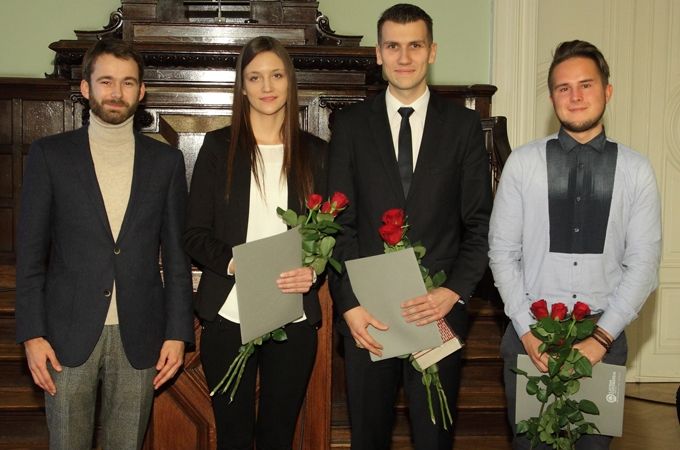 No kreisās: Pētera Avena labdarības fonda „Paaudze” izpilddirektors Igors Bass un Pētera Avena labdarības fonda „Paaudze” izcilības stipendijas ieguvēji: Sindija Veilande, Juris Baldunčiks, Jānis Skrīveris.
Autors: Toms Grīnbergs, LU