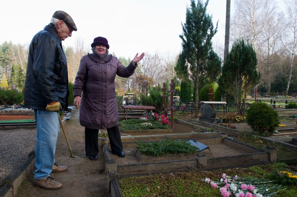 Jelgavniece Eiženija Kalniņa stāsta, ka kapus apkopt brauc katru nedēļu: «Tagad tik ļoti birst lapas, 
ka nevar spēt nogrābt. Taču tad, 
kad visu sakop, iestājas patīkams sirdsmiers.» 
Autors: Raitis Puriņš