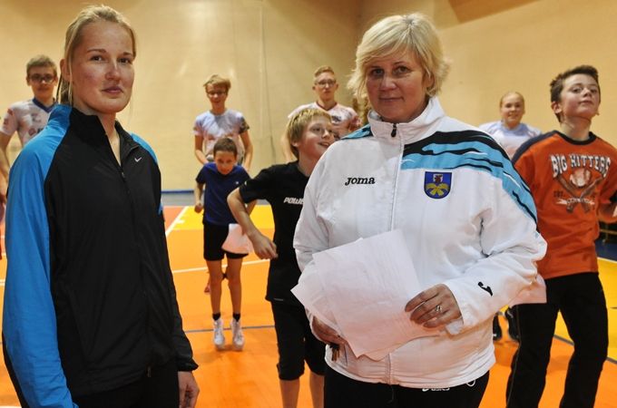 Treniņā ceturtdienas vakarā Jelgavas novada Sporta centra zālē ar bijušo audzēkni, tagad kolēģi Kristu Strautnieci.