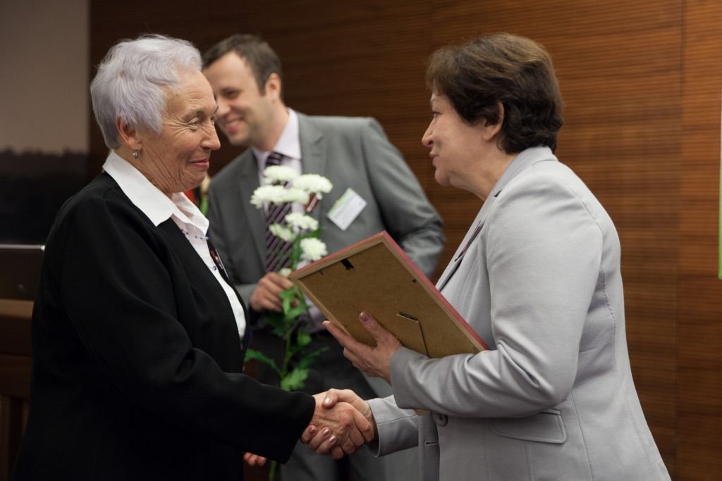 Pateicību par sekmīgu projektu īstenošanu saņēma arī Jelgavas pensionāru biedrība Marijas Kolnejas personā.