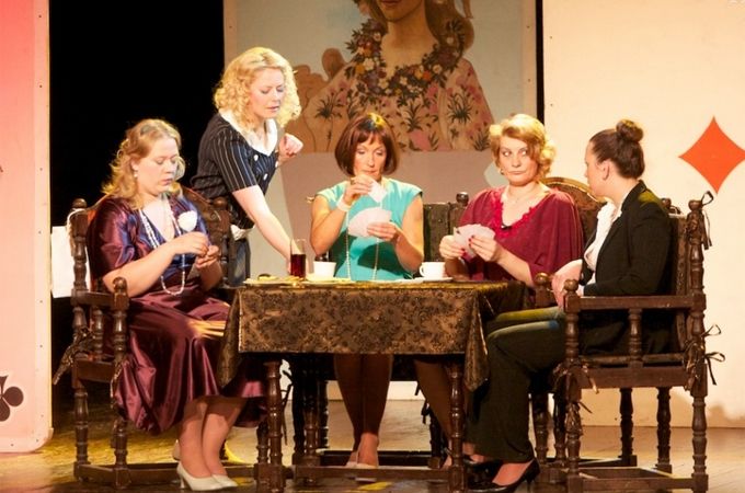 Kadrs no Lūcijas Ņefedovas režisētās izrādes «Sievietes, sievietes», kas 22.novembrī noslēgs dzimšanas dienas izrāžu ciklu.