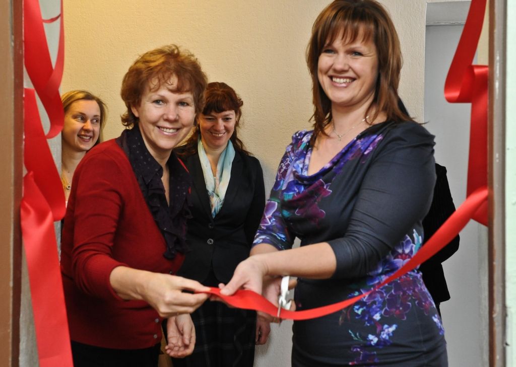 Atbalsta centra «Pīlārs» vadību uzņēmusies «Sociālo pakalpojumu aģentūras» pārstāve Kristīne Ozoliņa (pa labi).