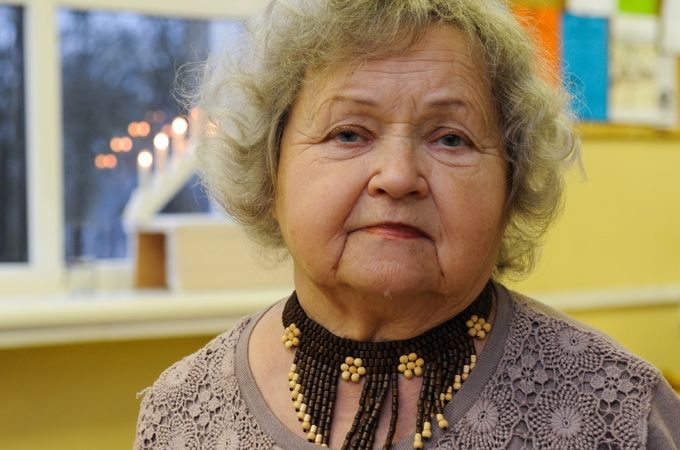 «Es gāju uz visiem vīra rīkotajiem pasākumiem. Tas mūs vienoja. Ja mēs katrs būtu par sevi, diez vai dzīve būtu sanākusi. Bet es dzīvoju līdzi un arī kreņķējos līdzi, ja kaut kas nesanāca,» atceras Gunta Krūmiņa dzīvesbiedre Maija. Vecumdienās viņa dzīvo līdzi vecākā dēla Agra radošajam darbam teātra laukā, kā arī jaunākā dēla Raita bērnu Ances, Mārča un Kārļa gaitām.  