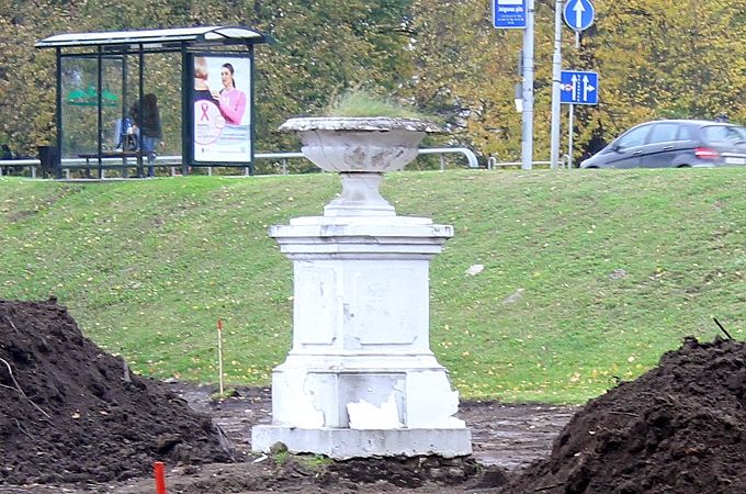 Pilsētnieku iemīļoto vēsturisko balto vāzi paredzēts atjaunot un uzstādīt atpakaļ, visticamāk, pavasarī.