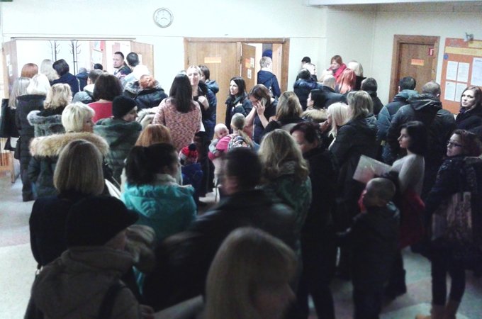 Jelgavas 4.sākumskolā jau pusstundu pirms dokumentu pieņemšanas bija izveidojušās garas rindas.