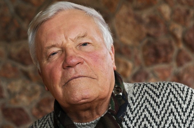 Imants Šneps, tagadējais celtniecības uzņēmuma «Uni San» vadītājs un īpašnieks, 1990. gadā nepiekrita kļūt par Jelgavas rajona Padomes priekšsēdētāju. Tādēļ šajā politiskajā amatā izvirzījās Andris Rāviņš, ko daudzi uzņēmumu vadītāji vairāk pazina pēc tēva.   
