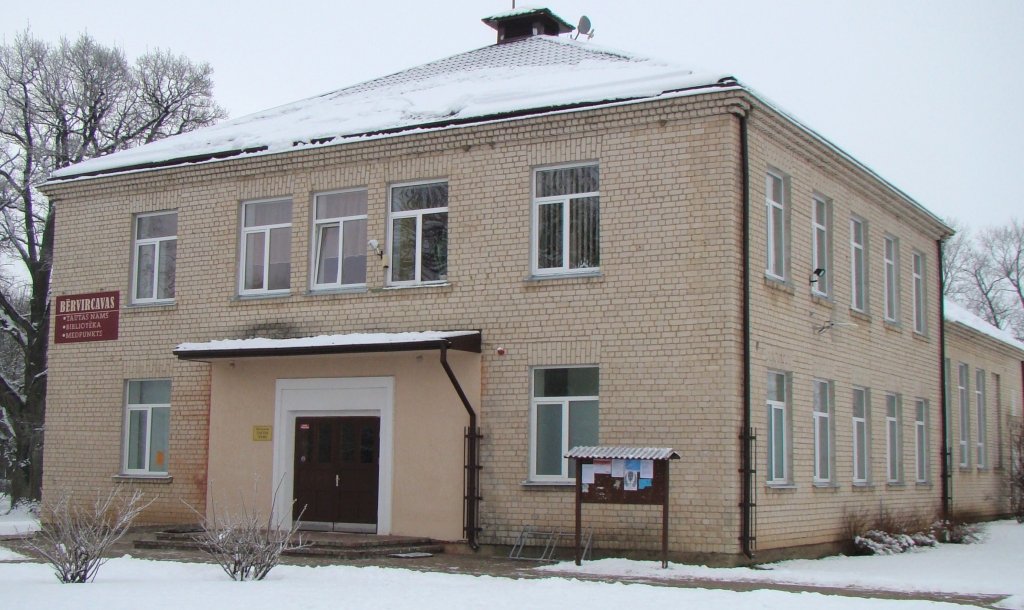 Rekonstruētajā Bērvircavas tautas namā sestdien redzēsim divas teātra izrādes, bet abām pa vidu – trešā izrāde – būs skatāma netālajā Sesavas tautas namā.
Autors: jrp.lv