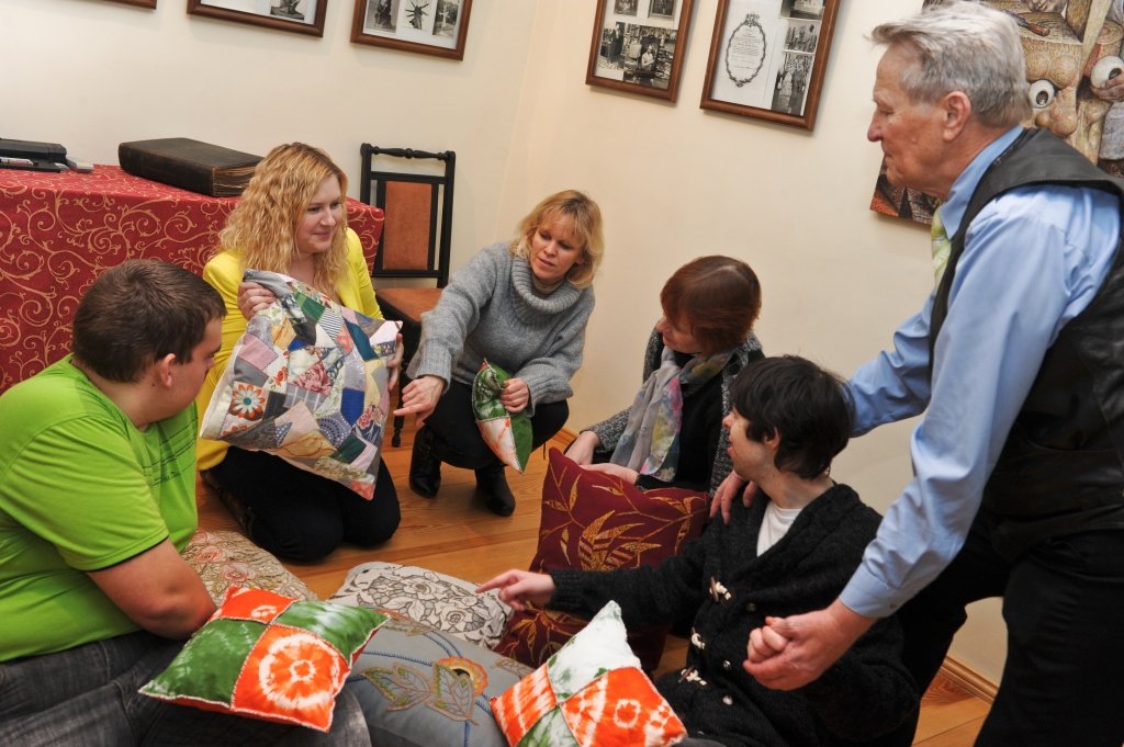Darbmācības skolotāja Olga Kovaļova (otrā no kreisās) ar spilvenu šūšanu māca dzīvei noderīgas iemaņas.
