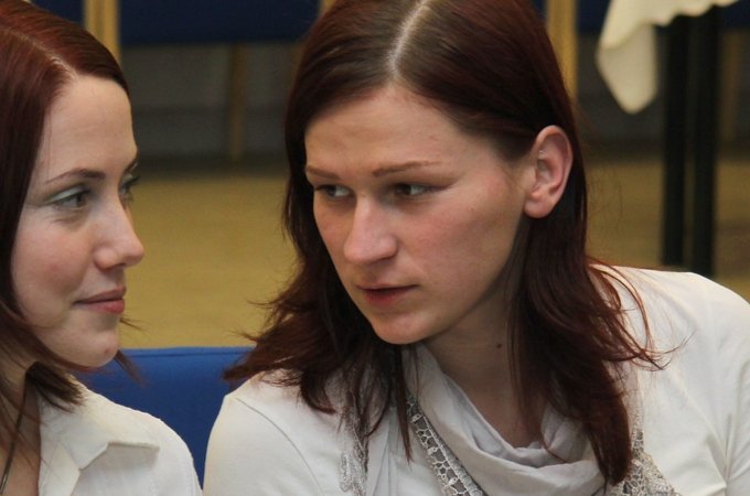 Liene Sabule (no labās) kopā ar Agnesi Freibergu 2013. gadā triumfēja mācību filmu konkursā.