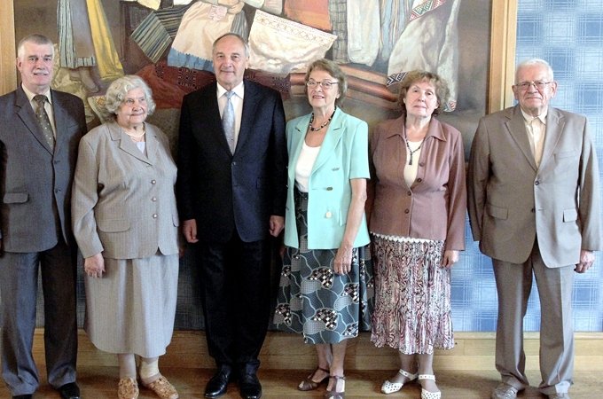 Jānis Felsbergs (no labās) jūlijā tikās ar Latvijas Valsts prezidentu Andri Bērziņu, lai informētu prezidentu par pensionāru stāvokli, par pensionāru jautājumu risināšanu pēdējā gada laikā, kā arī problēmām, kas gaida risinājumu.
Autors: pensionari.lv