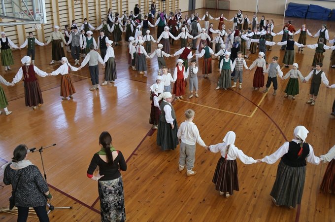 Rotaļu programma Iecavas 1. vidusskolas sporta zālē.