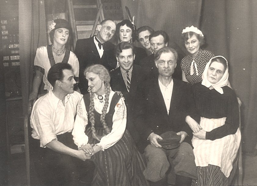 Vitolds Kravalis (centrā) ar Lubānas kultūras nama izrādes «Jo pliks, jo traks» aktieriem 1959. gadā.