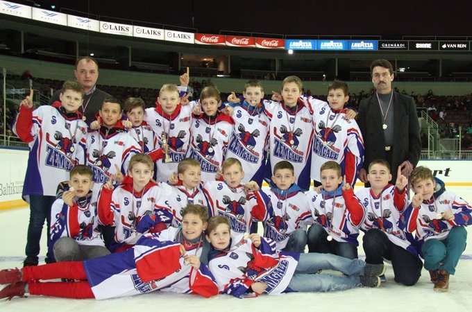 JLSS U11 grupas hokejisti un treneri pēc apbalvošanas ceremonijas «Arēnā Rīga» Latvijas un Francijas izlašu spēles starplaikā. 
Autors: JLSS
