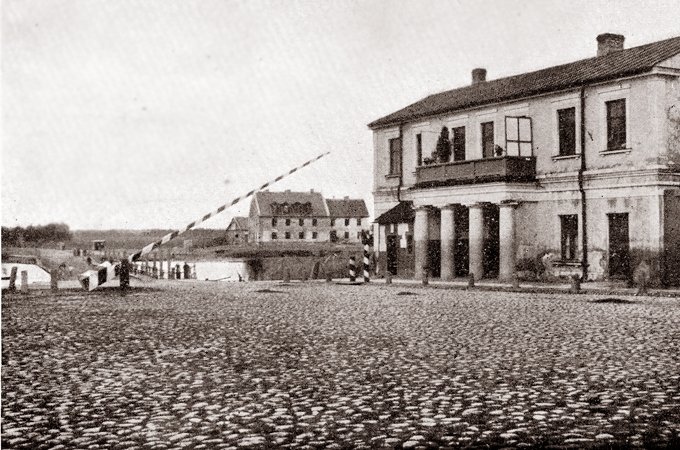 Lielupes plostu tilts ar muitas posteni, kas kalpoja līdz 1926. gadam.