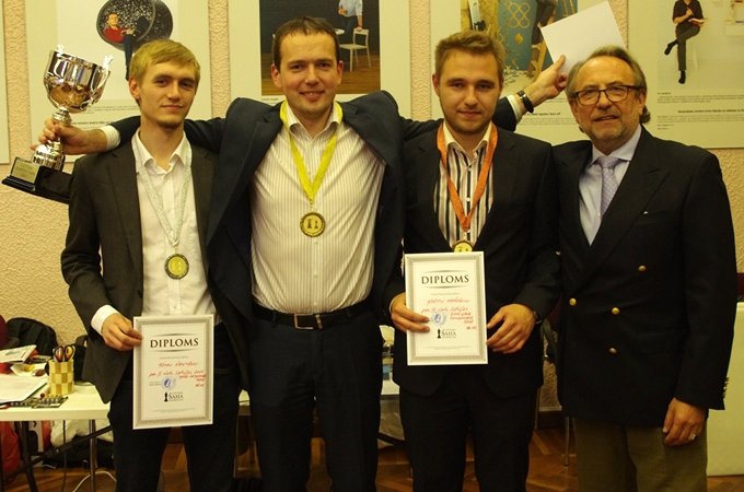 Arturs Neikšāns ar saviem audzēkņiem
Autors: I. Limanovska, chessds.lv