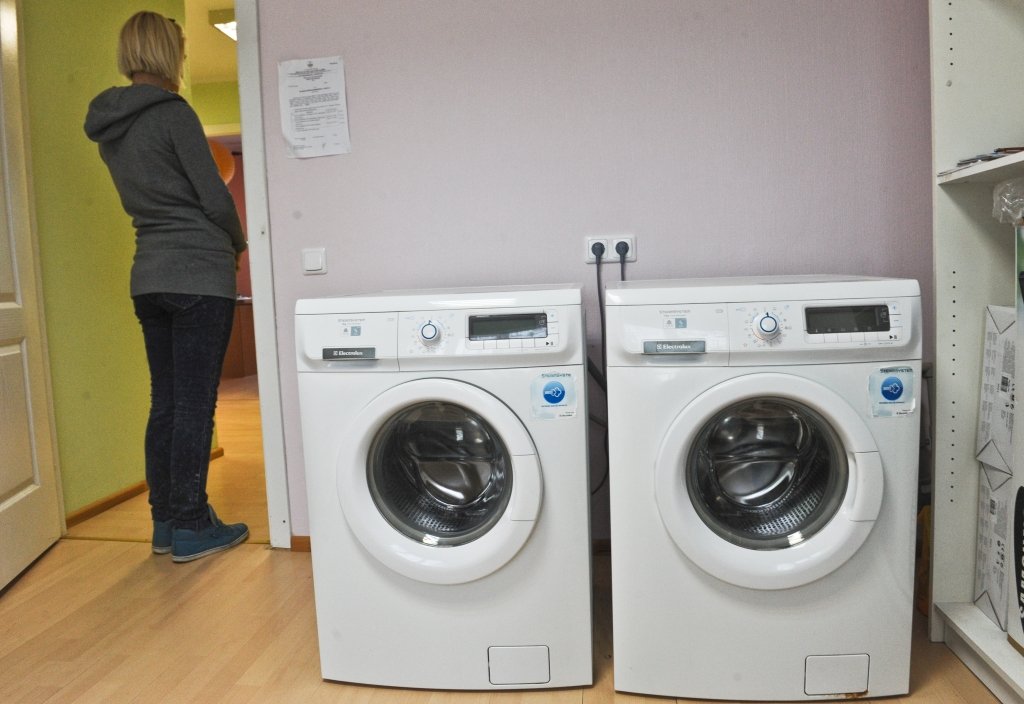 Par šo veļasmašīnu pieskatīšanu 
Zaļeniekos tika solīta mēnešalga 400 latu.