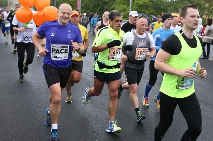 Tempu tur Ainārs Gudēvics (pa kreisi)