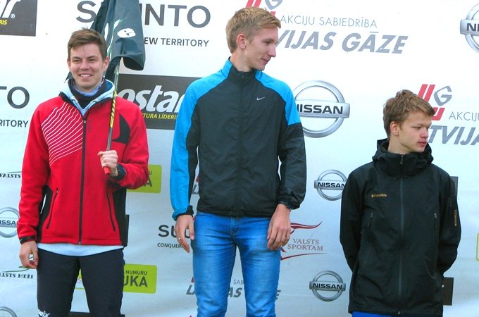 Endijs Titomers (centrā)