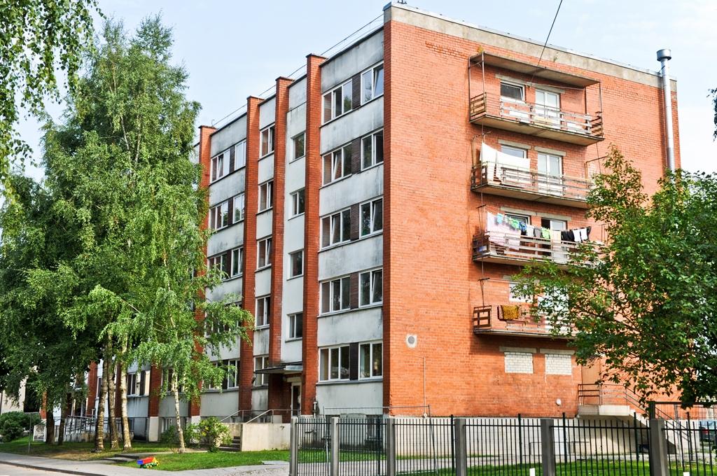 Kā augusta sākumā «Ziņas» informēja pašvaldības pārstāve Līga Klismeta, Jelgavā bēgļi varētu patverties pašvaldības daudzdzīvokļu kopmītņu tipa dzīvojamajā ēkā Stacijas ielā 13.